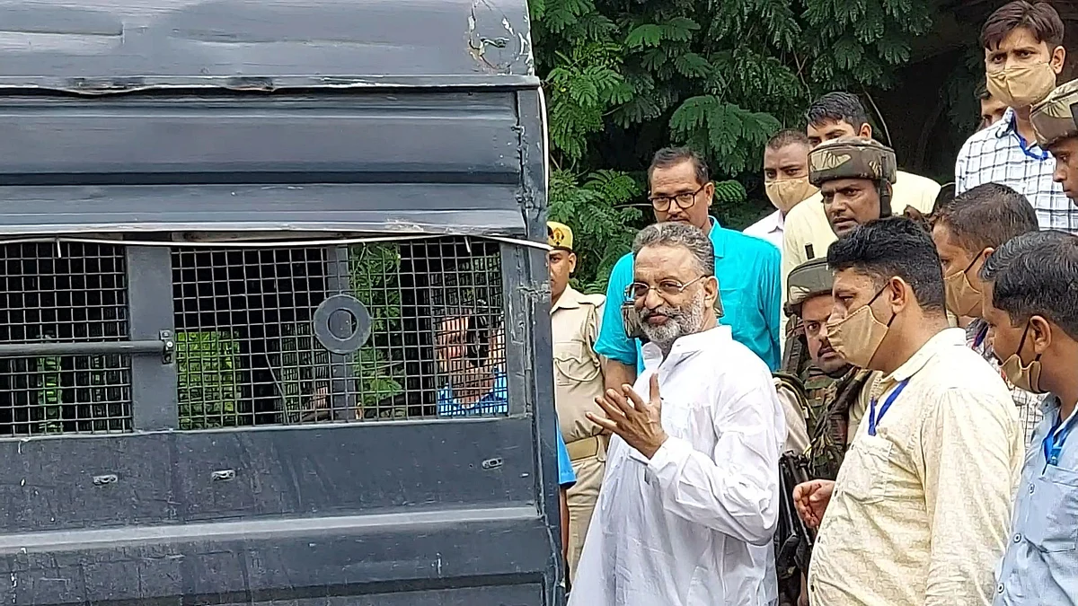 मऊ में कोर्ट में पेशी होने के बाद वापस बांदा के लिए जाते मुख्तार अंसारी.