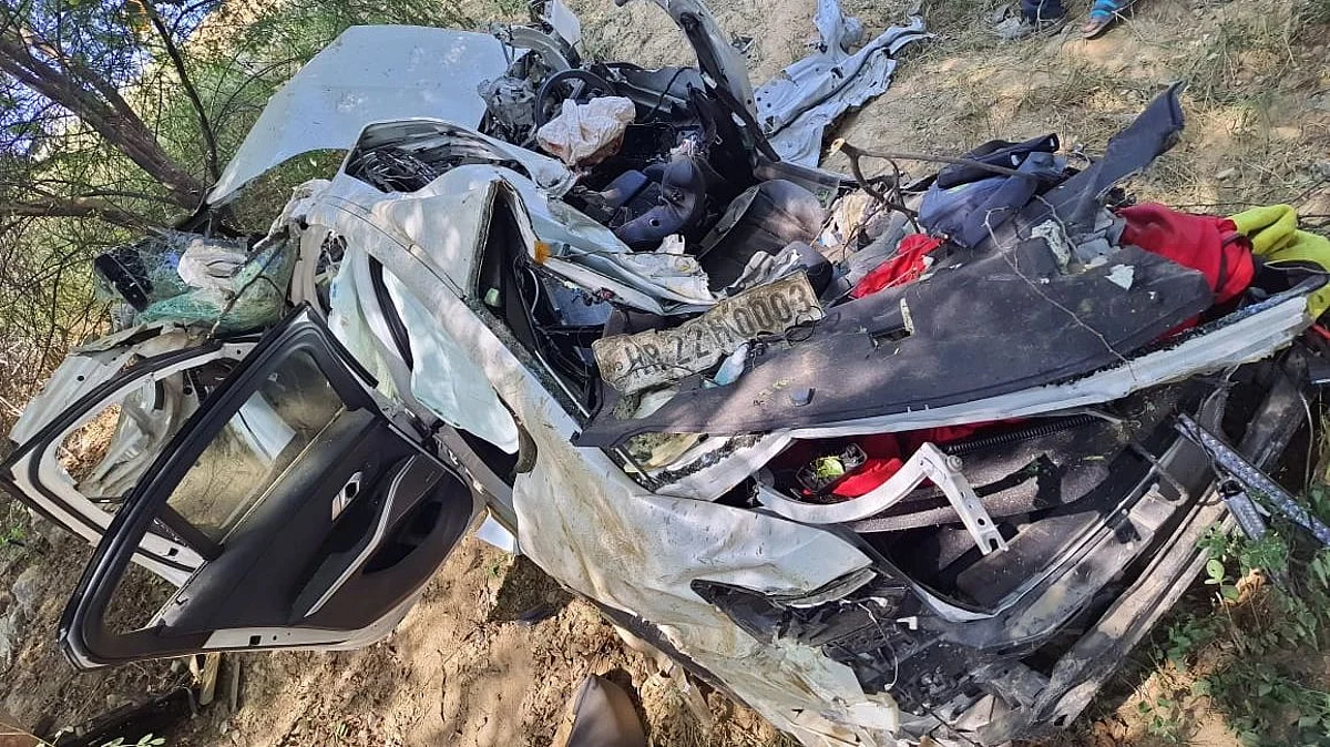 यमुना एक्सप्रेसवे से 20 फीट नीचे गिरी तेज रफ्तार BMW कार, चालक की दर्दनाक मौत, दोस्त घायल