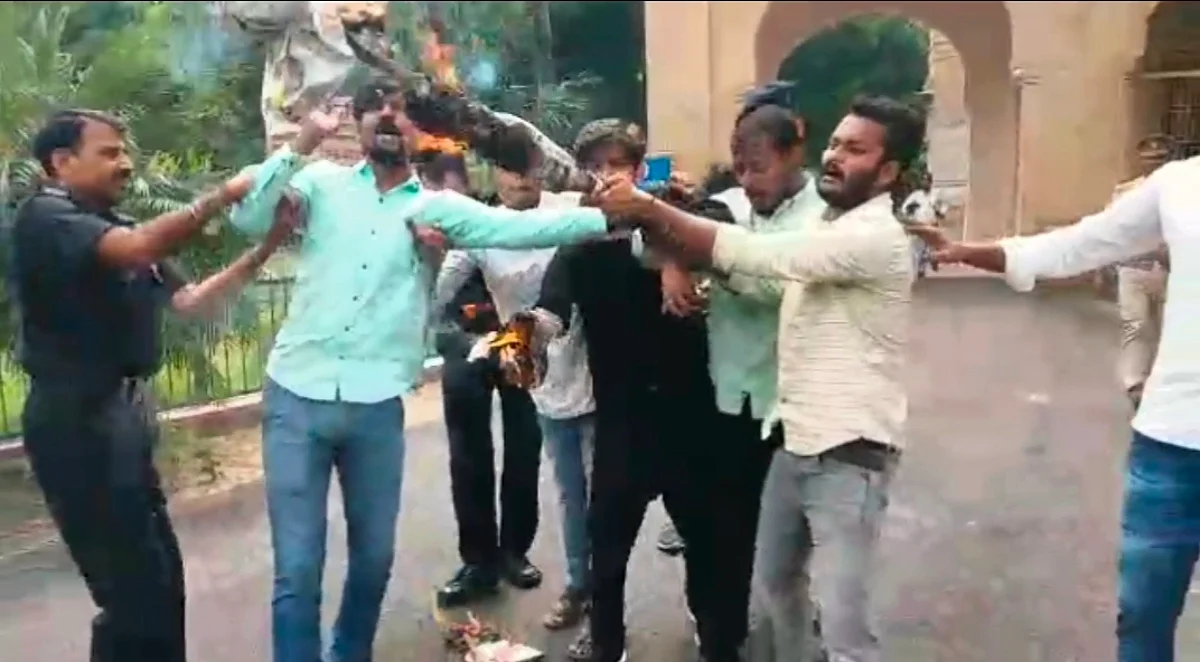 इलाहाबाद यूनिवर्सिटी में फीस वृद्धि के खिलाफ छात्रों का आंदोलन जारी, फूंका वीसी का पुतला