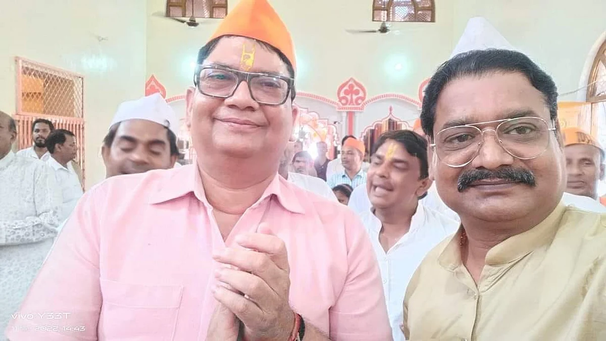 महोबा जिलाधिकारी ने भाजपाई टोपी पहनी? सपा के आरोपों पर DM ने दिया जवाब, दी ये चेतावनी
