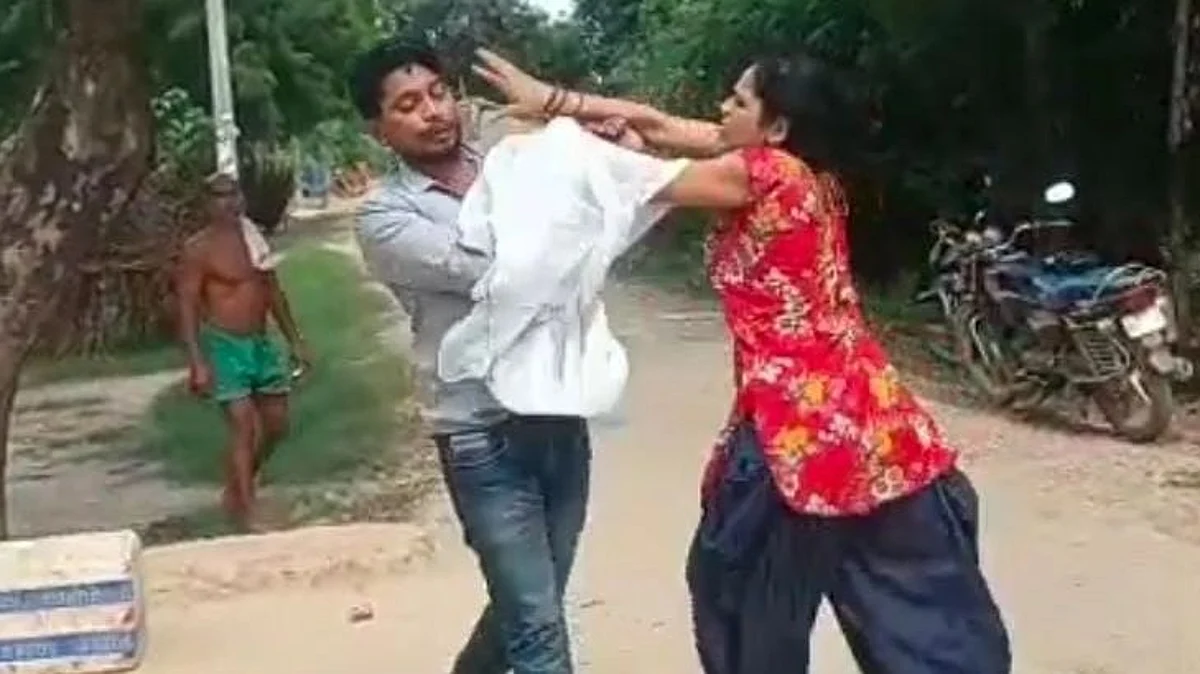 हरदोई: पैमाइश के दौरान 4 युवतियों ने प्रधान पुत्र की चप्पलों से की पिटाई, वीडियो हुआ वायरल