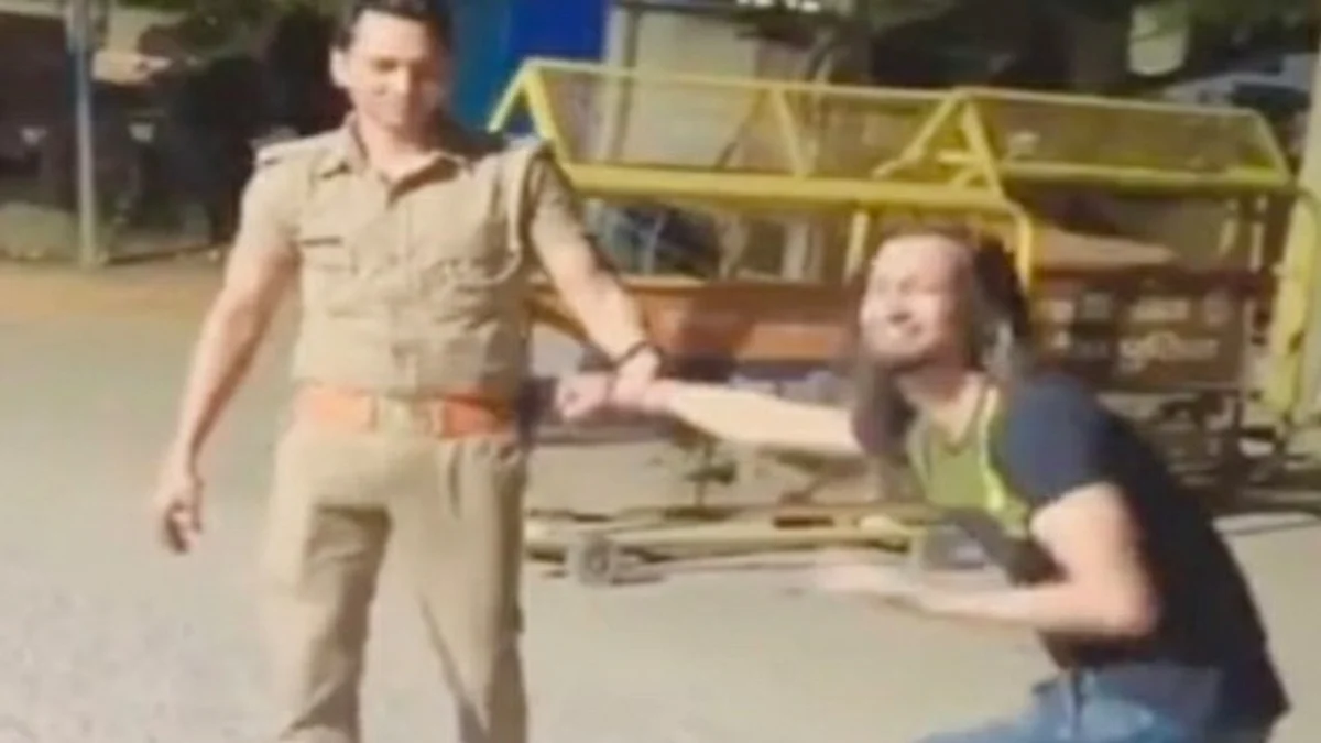 UP के पुलिसकर्मियों को वर्दी पहन 'रील' बनाने का लगा शौक! जानिए प्रयागराज में क्या हुआ?