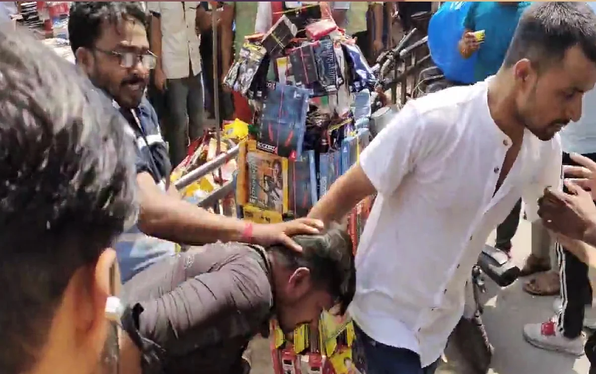 नोएडा: खराब ईयरफोन की शिकायत करने गए ग्राहक को दुकानदार ने दौड़ाकर मारा, Video वायरल