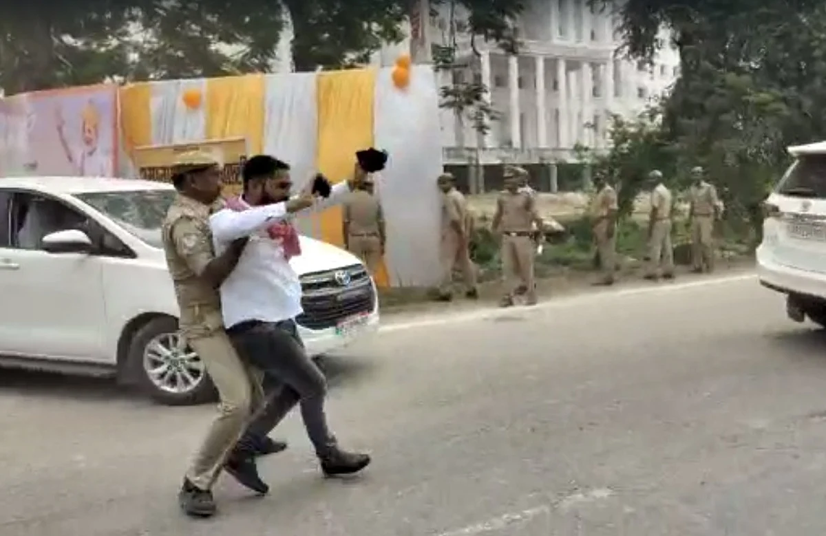 जौनपुर: सीएम योगी को काला झंडा दिखाने के मामले में 2 एसआई और 6 कॉन्स्टेबल निलंबित