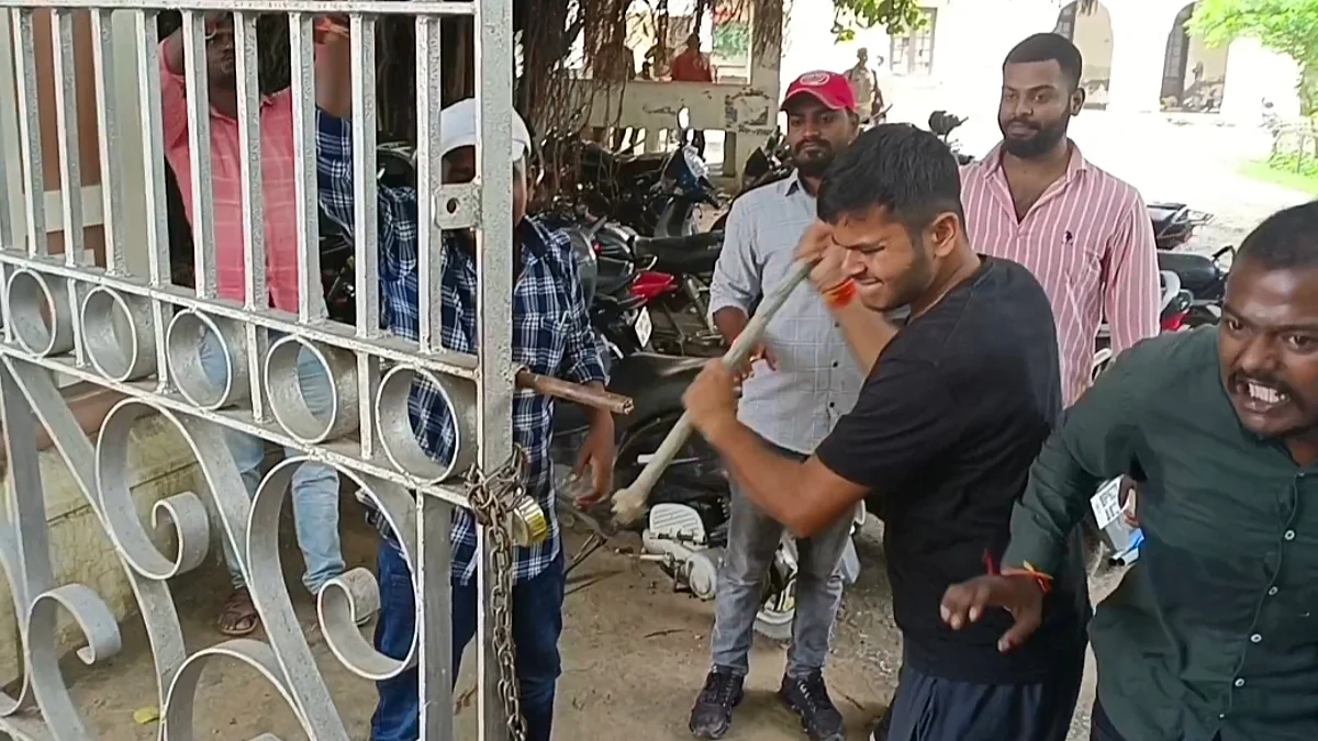 गेट का ताला तोड़ते छात्र.