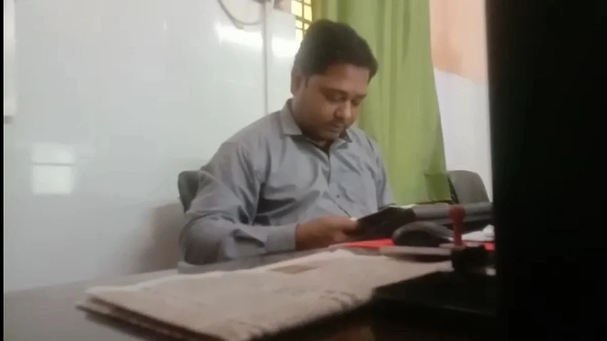 कानपुर: बर्थ सर्टिफिकेट बनवाने के नाम पर रिश्वत मांगते अकाउंटेंट मैनेजर का वीडियो वायरल