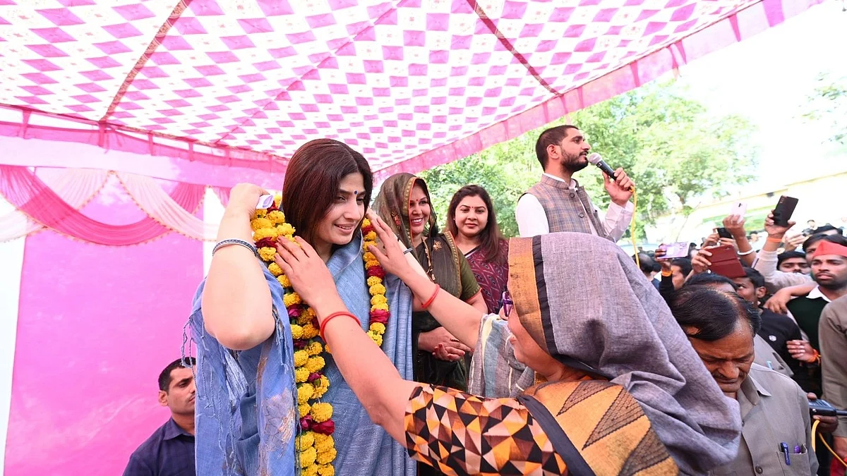 मैनपुरी में घर-घर वोट मांग रहीं डिंपल यादव, बोलीं- 'ये मेरा नहीं नेताजी का चुनाव है'