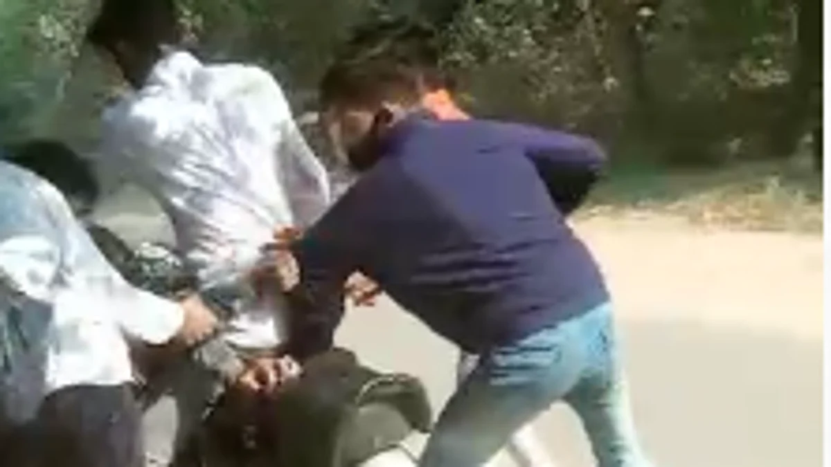 संभल: बीच सड़क से छात्र का दिन-दहाड़े अपहरण की कोशिश, शोर मचाने पर ग्रामीणों ने बाचाया