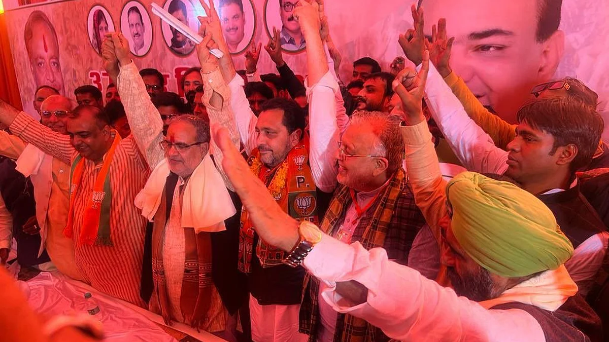 रामपुर उपचुनाव से पहले सपा को बड़ा झटका, आजम खान के करीबी फसाहत अली शानू BJP में शामिल