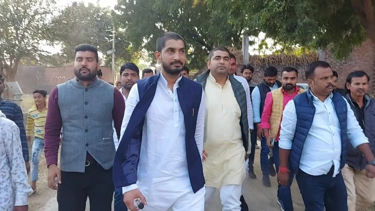 मैनपुरी उपचुनाव: जसवंतनगर में आदित्य-अभिषेक ने संभाली कमान, घर-घर जाकर मांग रहे वोट