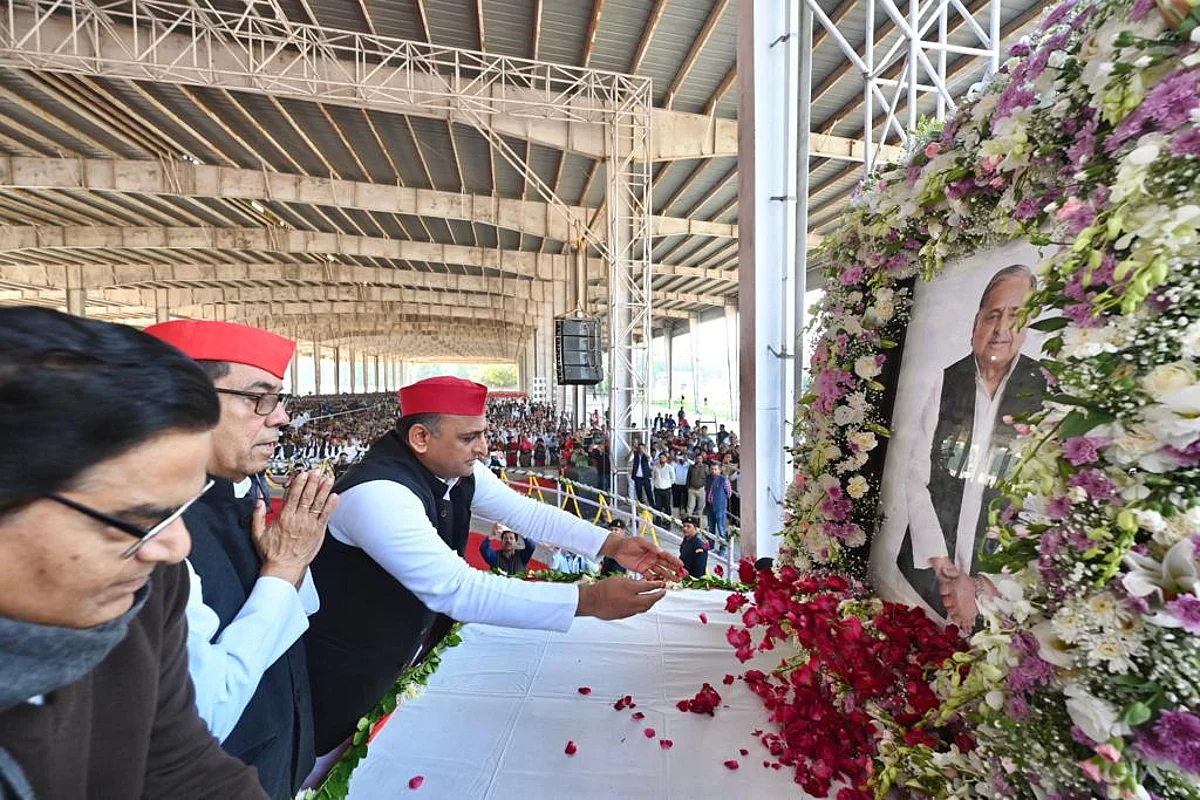 पिता मुलायम को याद कर अखिलेश बोले- आज पहली बार नेताजी के जन्मदिन को उनके बिना मना रहे हैं