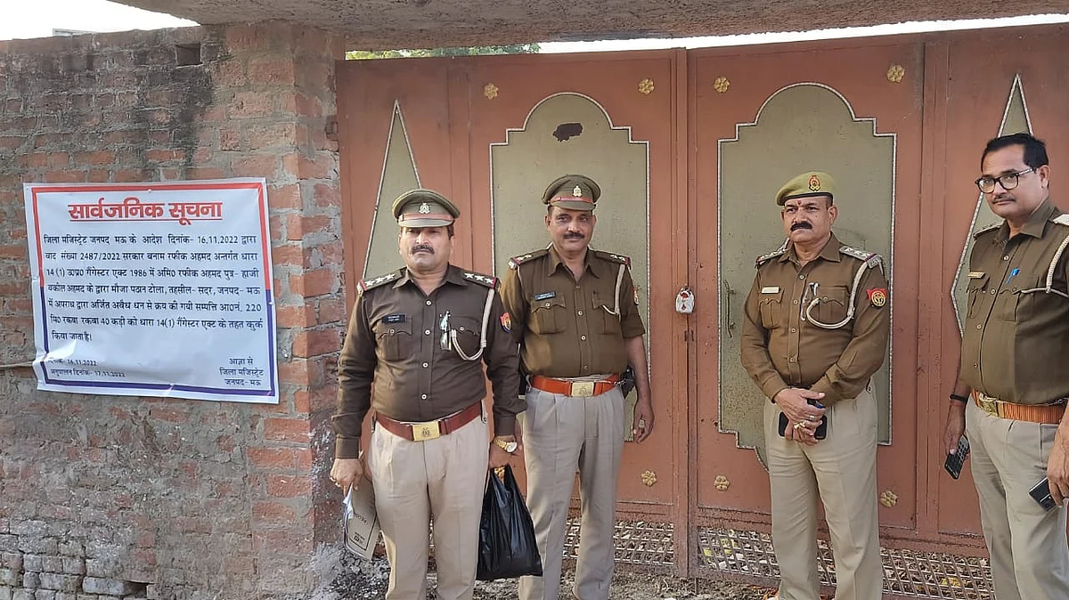 मऊ: माफिया मुख्तार अंसारी के सहयोगी पर प्रशासन की बड़ी कार्रवाई, करोड़ों की संपत्ति कुर्क