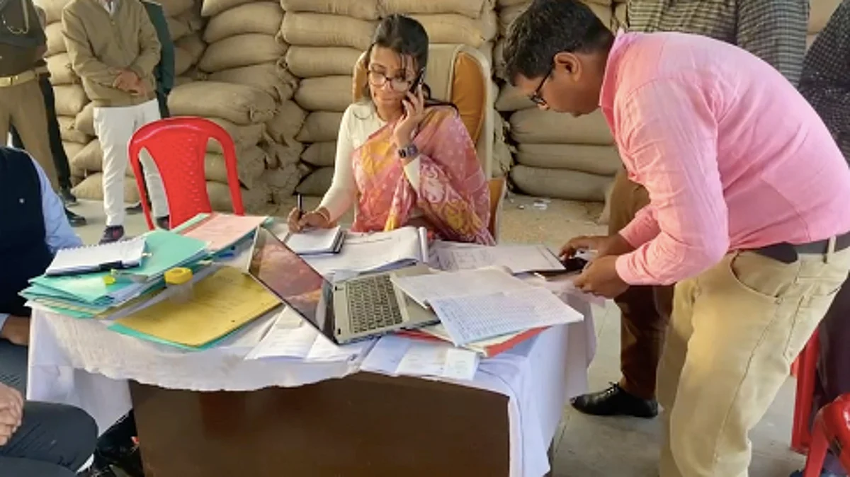 बरेली कमिश्नर ने किसान को फोन कर पूछा- आपने धान बेचा है? जवाब मिला- नहीं और खुल गई ये पोल