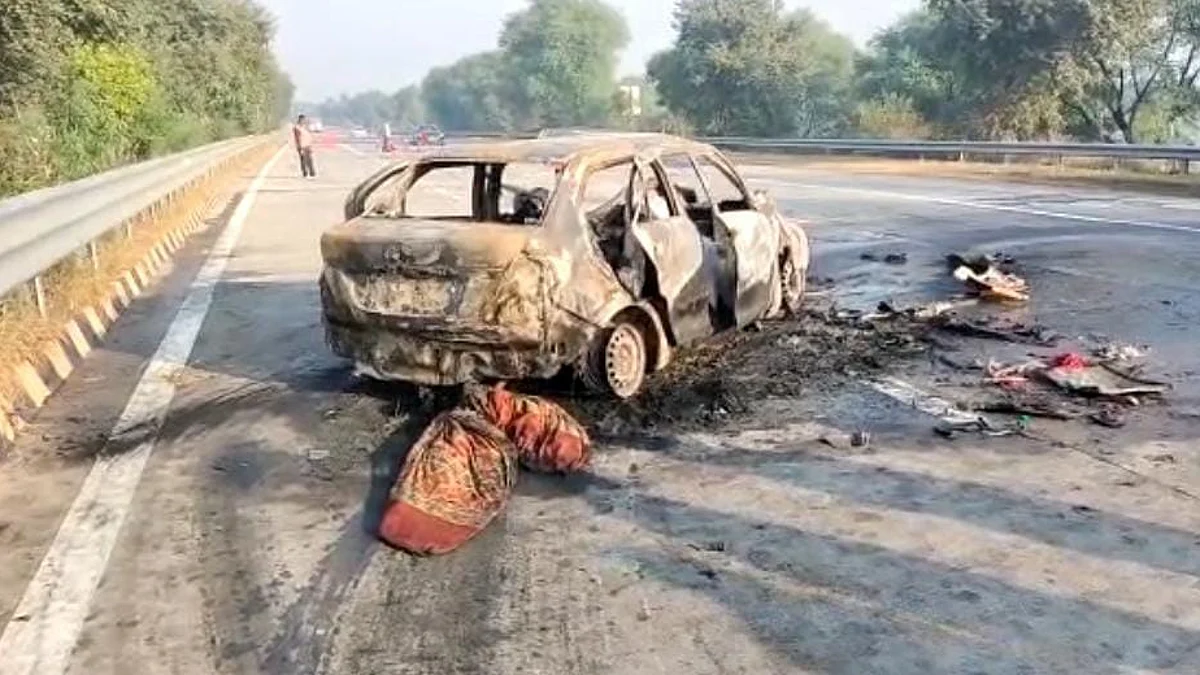 यमुना एक्सप्रेस-वे पर कार में लगी आग, दरवाजा खोलने तक का नहीं मिला वक्त, दो लोग जिंदा जले