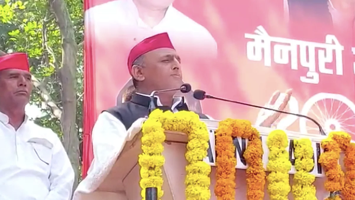 मैनपुरी उपचुनाव: शिवपाल बैठे थे बगल में, अखिलेश ने मंच से कही चाचा का दिल जीतने वाली बात