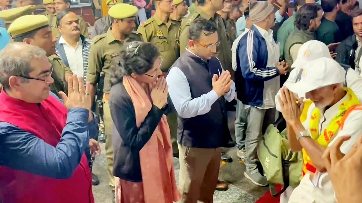 काशी तमिल संगमम के लिए DDU जंक्शन पहुंचे साहित्य जगत से जुड़े डेलिगेट्स, हुआ जोरदार स्वागत