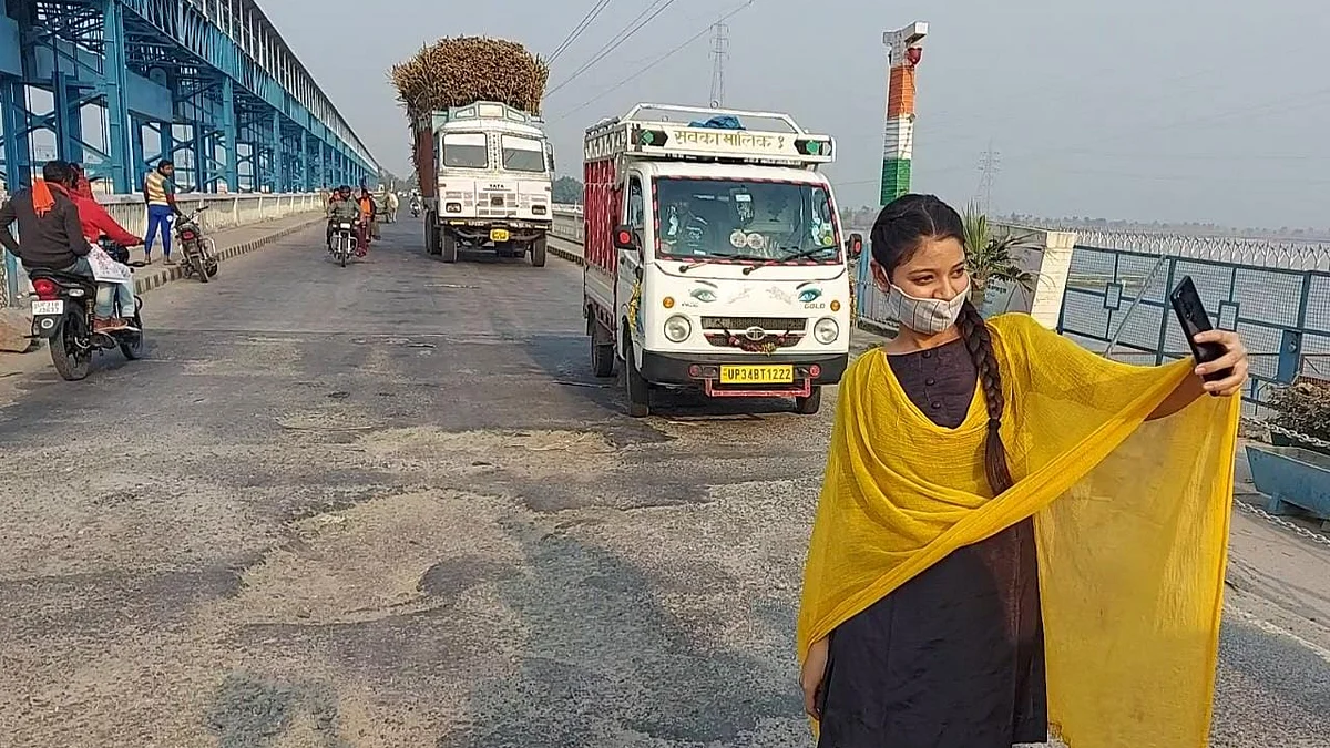 लखीमपुर खीरी: सेल्फी विथ गड्ढा, सड़क के गड्ढों को सही कराने के लिए लोग कर रहे ये अनूठा काम