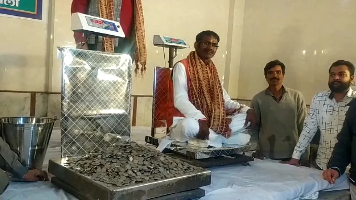 खतौली: पूर्व विधायक-BJP प्रत्याशी के पति विक्रम सैनी को सिक्कों से तौला गया, जानें क्यों?