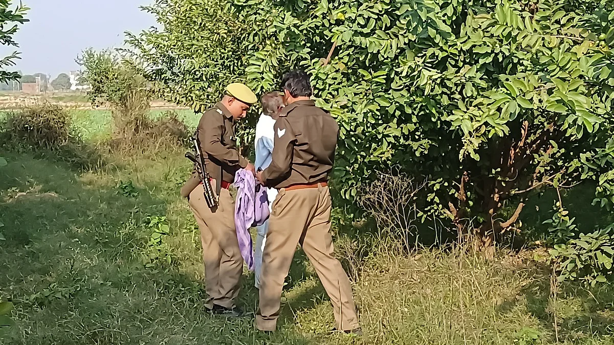 गो तस्कर मुजफ्फर के बाग की हो रही थी कुर्की, पुलिसवाले अमरूदों को तौलिए में भरते नजर आए