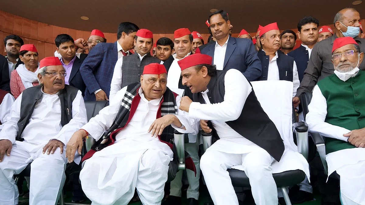 मुलायम सिंह और अखिलेश यादव के खिलाफ आय से अधिक संपत्ति का मामला बंद करने से SC का इनकार