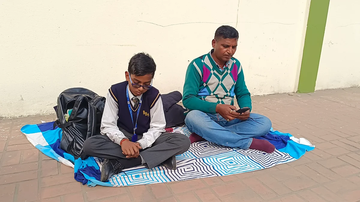 प्रयागराज: फीस न देने पर बच्चे को स्कूल से निकालने का आरोप, बच्चे संग अनशन पर बैठा पिता