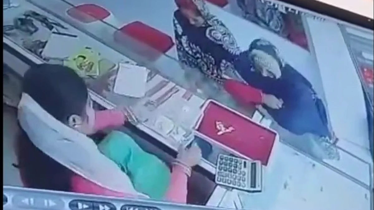 बस्ती: शातिर महिलाओं की ज्वेलर्स की दुकान से उड़ाया झुमका, CCTV में कैद हुई सारी करतूत