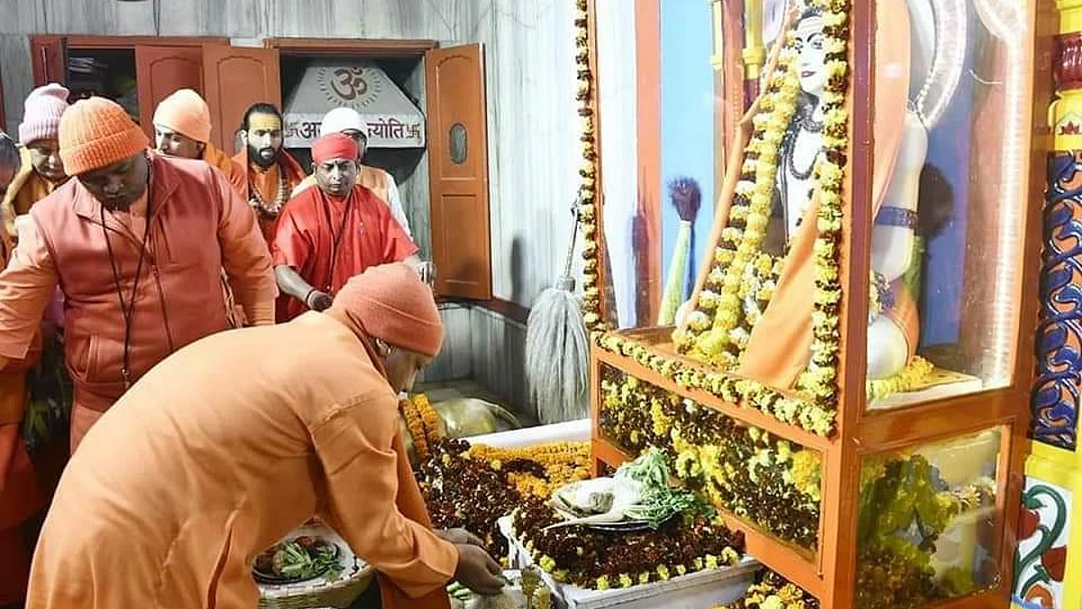 गोरखपुर: CM योगी ने गुरु गोरखनाथ बाबा को चढ़ाई आस्था की 'पवित्र खिचड़ी', जानिए
