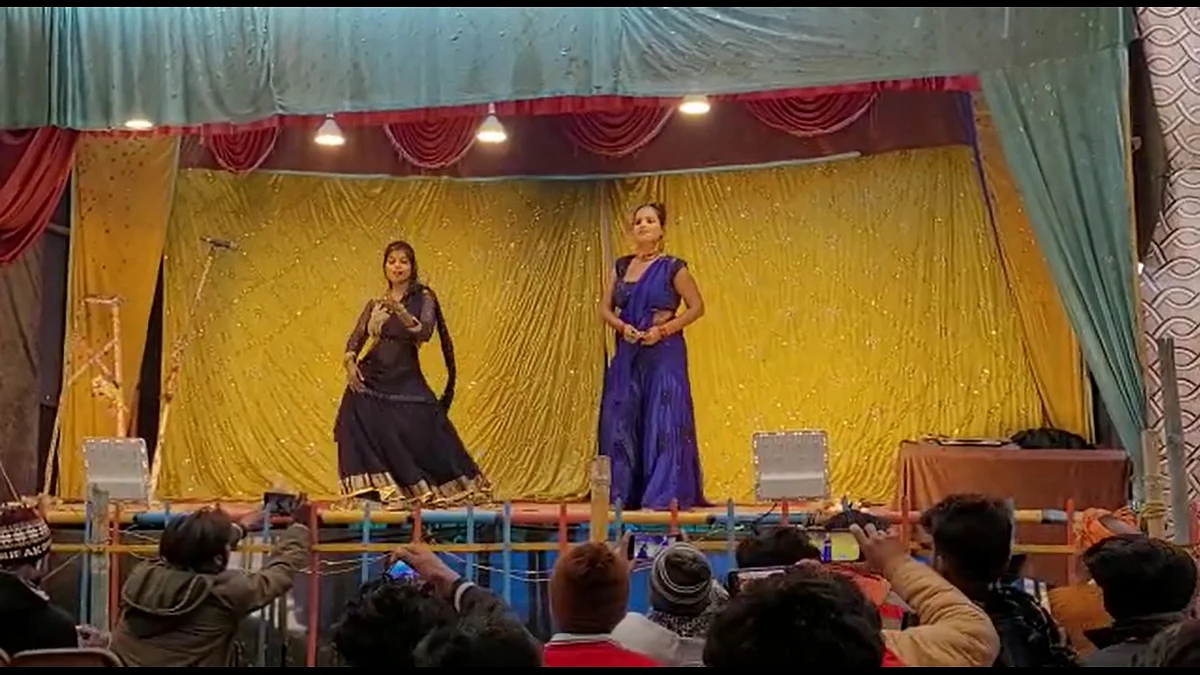 महराजगंज: गोरक्षनाथ मंदिर परिसर में बार-बालाओं ने लगाए जमकर ठुमके, वीडियो आया सामने