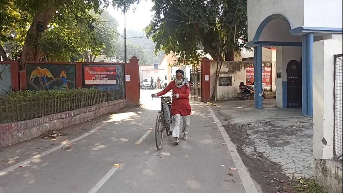 कानपुर: प्रेमी संग भागी बहू, 70 KM साइकिल चलाकर कमिश्नर ऑफिस पहुंच ससुर ने लगाई ये गुहार