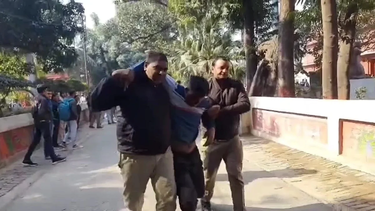मेरठ कॉलेज में बवाल, छात्रों के दो गुटो में जमकर मारपीट, फायरिंग का भी आरोप