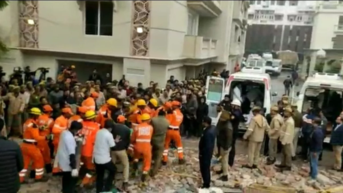 लखनऊ इमारत हादसा: सपा नेता अब्बास हैदर की मां के बाद पत्नी की भी मौत, अखिलेश ने जताया दुख