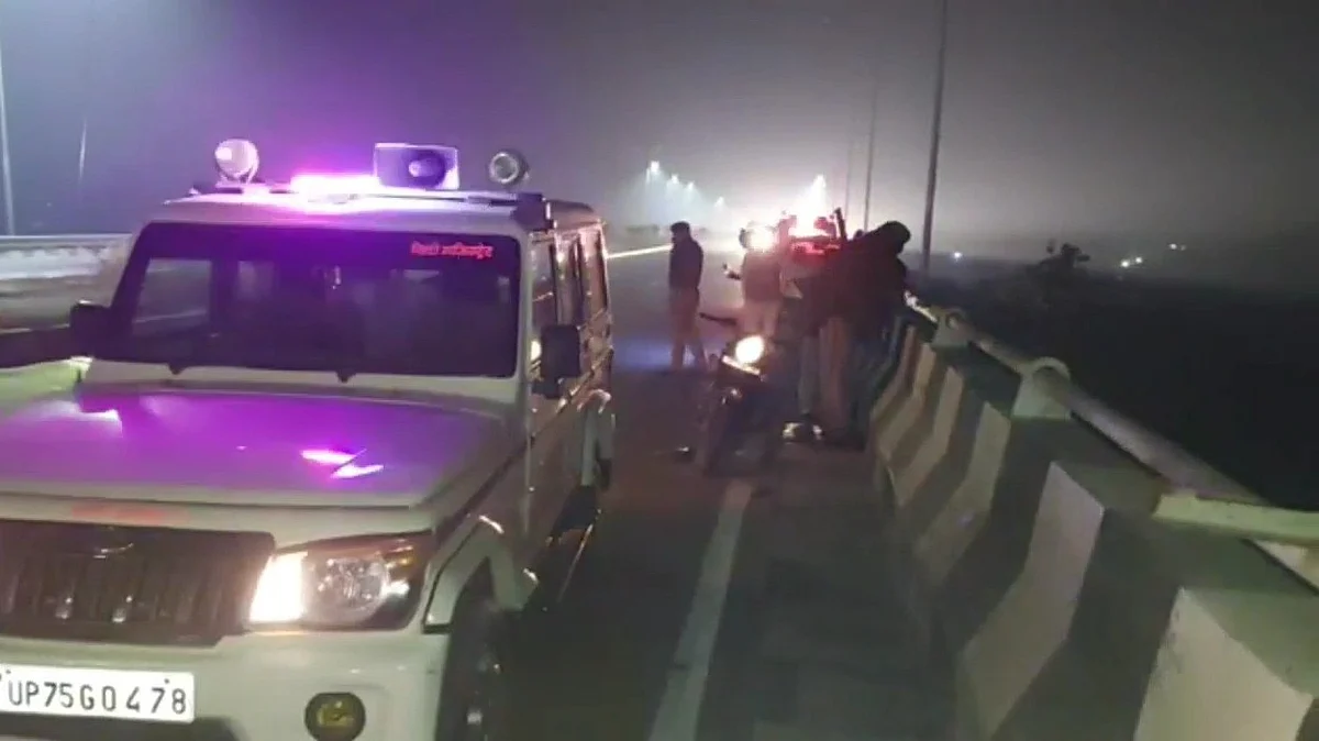 इटावा: बाइक रेलिंग से टकराई, उछले दोनों बाइक सवार नीचे रेलवे ट्रैक पर जा गिरे, मौत