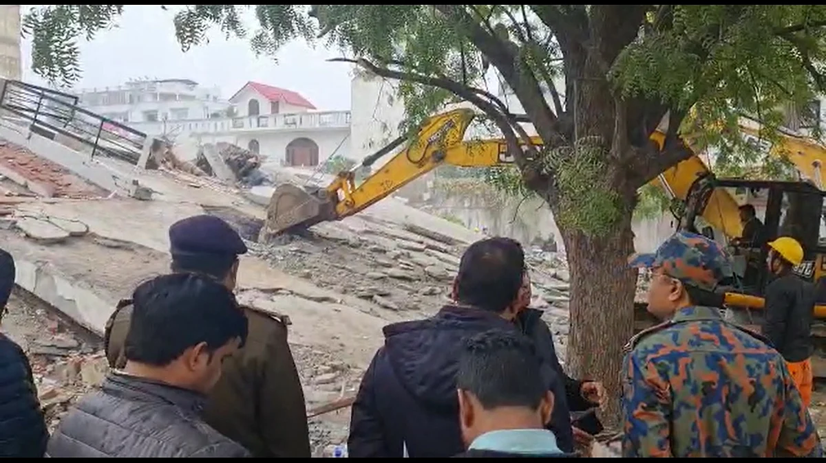 लखनऊ: अपार्टमेंट गिरने के मामले में सपा नेता शाहिद के बेटे समेत 3 के खिलाफ FIR दर्ज