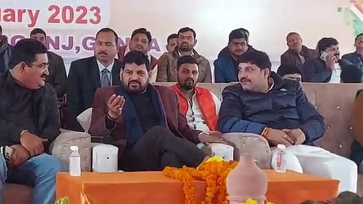 दिल्ली में हुआ जांच का ऐलान, इधर गोंडा के नेशनल कुश्ती टूर्नामेंट में मंच पर दिखे बृजभूषण