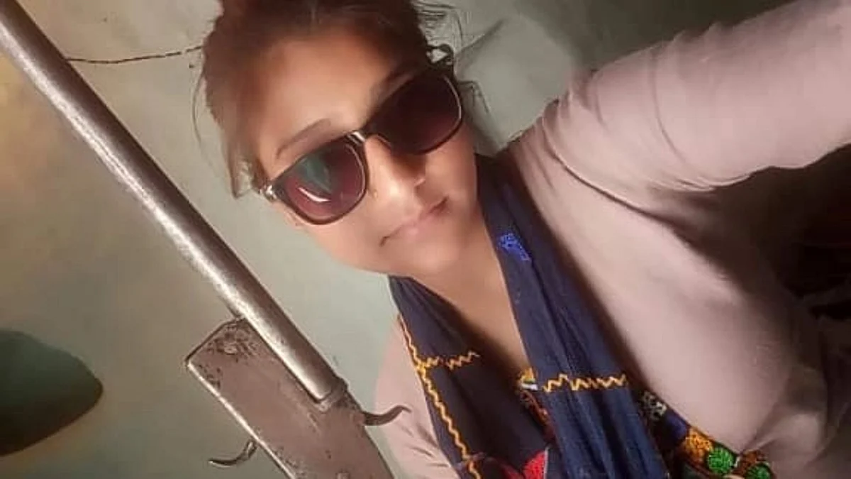 हमीरपुर: चश्मा पहन अवैध असलहे के साथ 'भौकाल' दिखा रही युवती का फोटो वायरल, पुलिस कर रही...