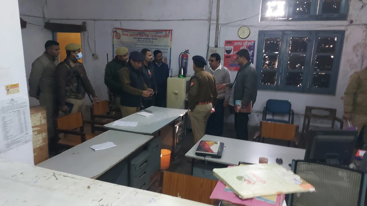 लखीमपुर: खिड़की तोड़कर बैंक में घुसे चोर फिर तिजोरी काटकर उड़ाए 30 लाख, जानें पूरा मामला
