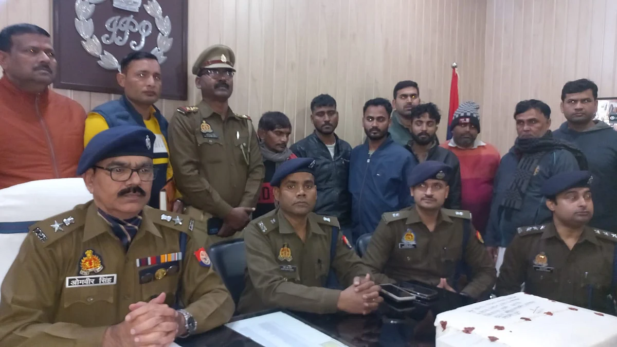 गाजीपुर: नकली नोट छापने वाले गिरोह का भंडाफोड़, लाखों की जाली करेंसी के साथ 6 गिरफ्तार