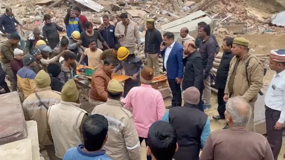 आगरा: बेसमेंट खुदाई के दौरान गिरे कई मकान, मलबे में दबकर बच्ची समेत तीन लोग हुए घायल
