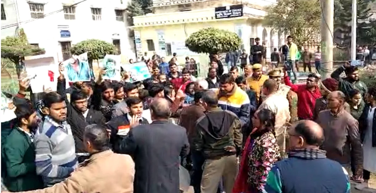 लखनऊ यूनिवर्सिटी में बवाल, रोहित वेमुला की बरसी मनाने को लेकर दो छात्र गुटों में भिड़ंत