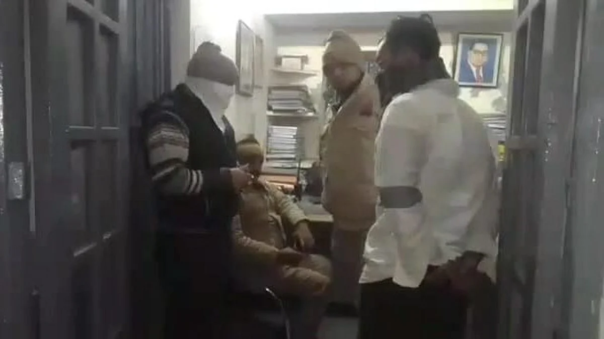 मेरठ कार्तिक मर्डर केस: हत्यारोपी बेटे को लेकर थाने पहुंचा पिता, बोला- वो मार देंगे इसे