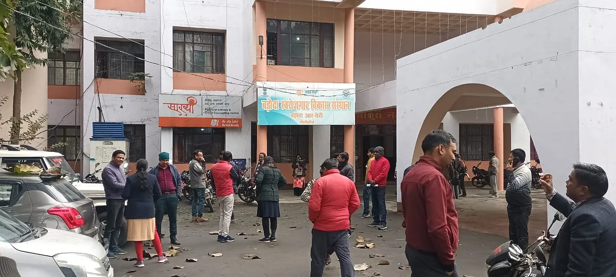 दिल्ली-NCR में भूकंप के जोरदार झटके, यूपी में भी हिली धरती, घर और दफ्तर से बाहर निकले लोग