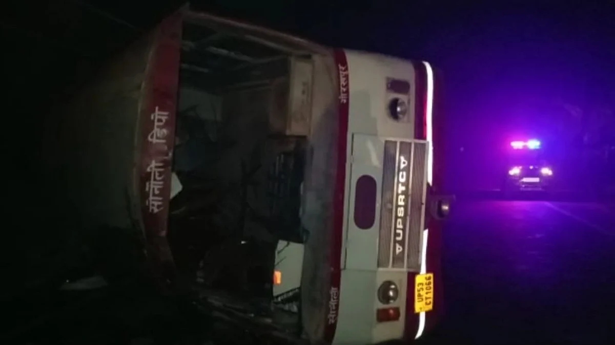 महराजगंज में भीषण हादसा! रोडवेज बस पुल की रेलिंग से टकराकर पलटी, 40 यात्री घायल