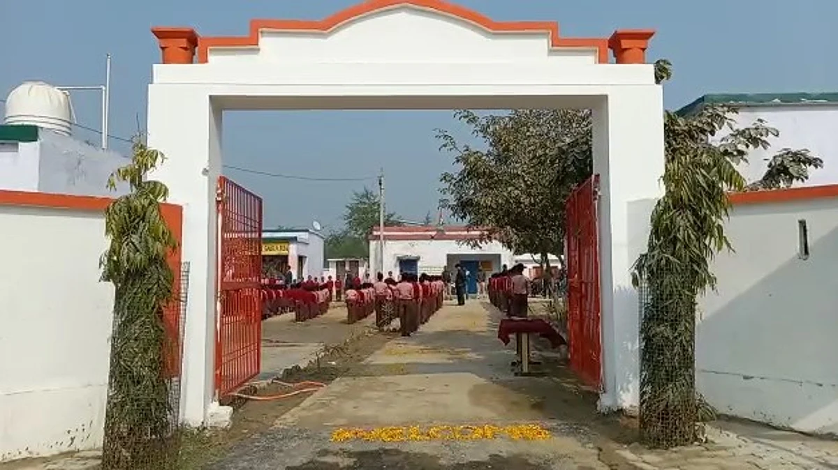 रायबरेली: गांव का ये सरकारी स्कूल प्राइवेट वालों के काटता है कान, एक शख्स ने बदली तस्वीर