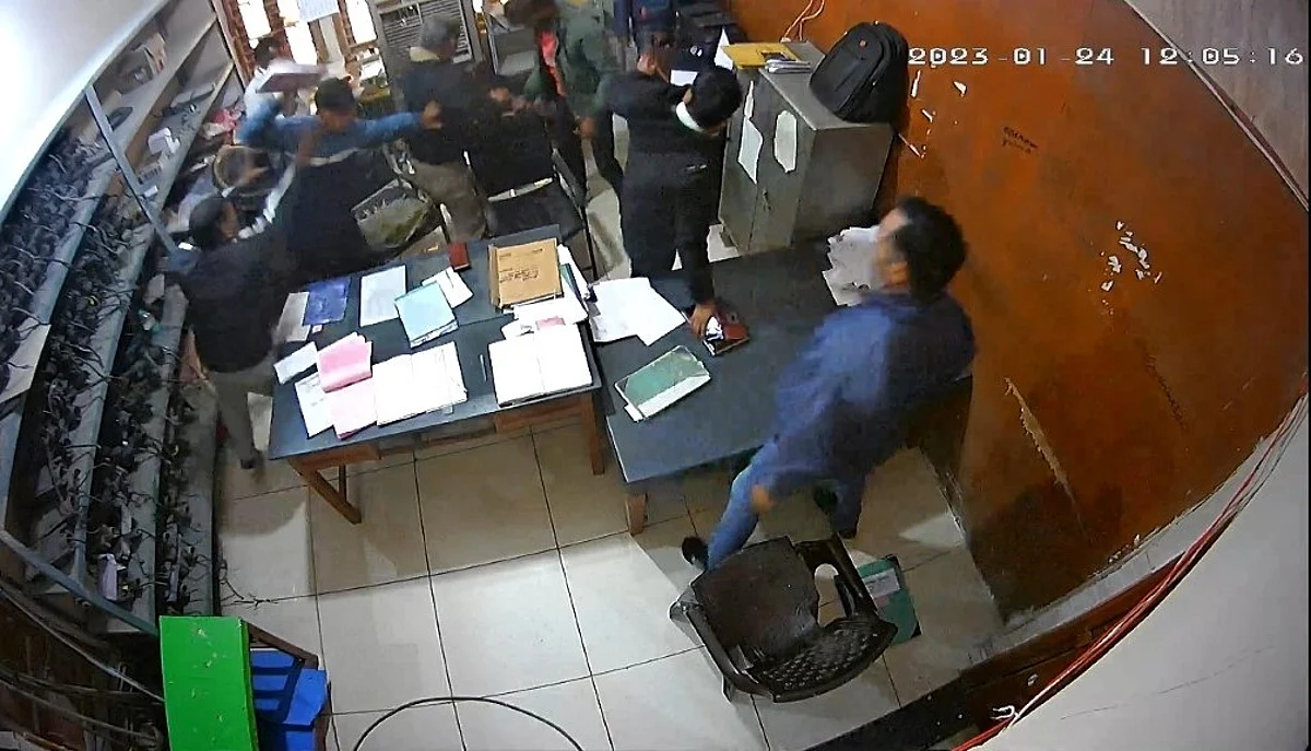 मुजफ्फरनगर: नगर पालिका ऑफिस में दबंगई, युवकों ने की जेई से मार-पीट, वीडियो वायरल