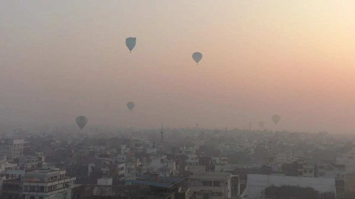 काशी: हाॅट एयर बैलून फेस्टिवल का हुआ आगाज, लोग गुब्बारे में बैठ 500 फिट की ऊंचाई तक पहुंचे
