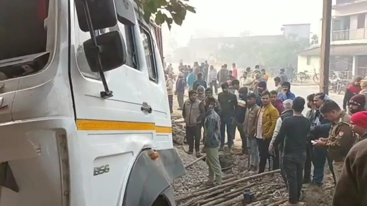 देवरिया: रोड किनारे अलाव ताप रहे थे लोग, तभी तेज रफ्तार कंटेनर आया और फिर..मच गई चीख पुकार