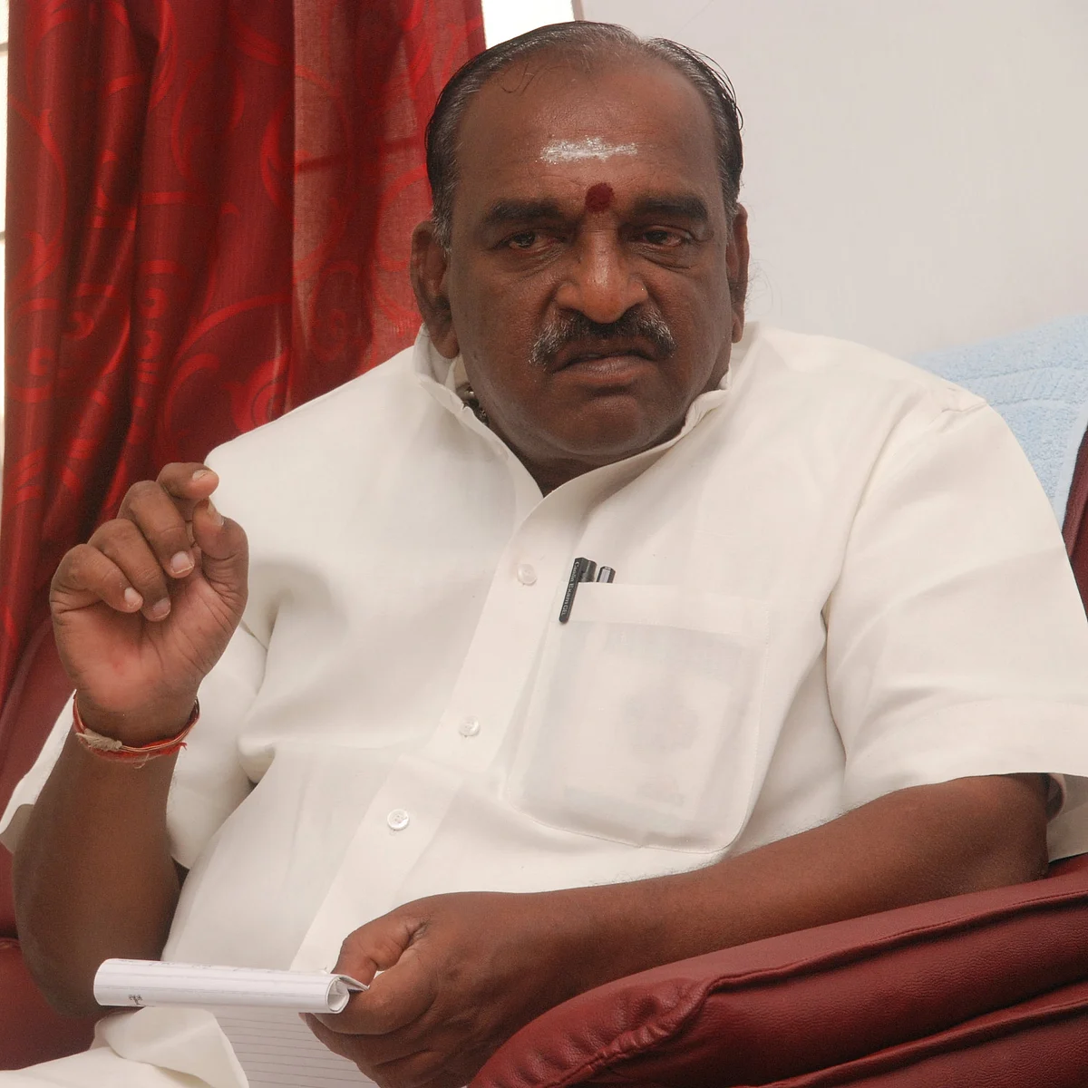 திமிறும் தமிழகம்: அவசரச் சட்டம் பிறப்பித்தார் ஆளுநர்! அலங்காநல்லூரில் நாளை ஜல்லிக்கட்டு #LiveUpdate