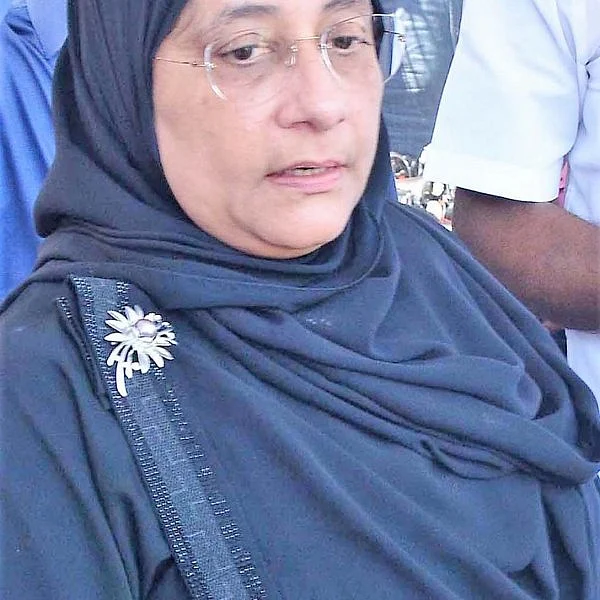 ‘‘துக்கடா பசங்க போட்ட சாலை இப்படித்தான் இருக்கும்!’’ - ஒப்பந்ததாரரைப் பிடிபிடித்த நிலோஃபர் கபில்
