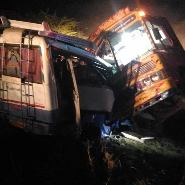 நேருக்கு நேர் மோதிய லாரி - வேன்; மஞ்சள் நீராட்டு விழாவுக்குச் சென்றவர்களுக்கு நடந்த சோகம்