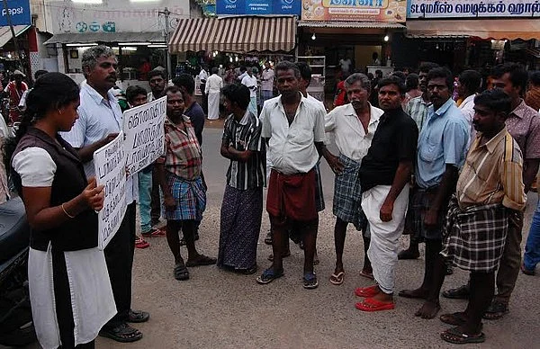 மதுக்கடைகளை மூட வலியுறுத்தி மருத்துவமனை முன்பு மாணவி நந்தினி பிரசாரம்!